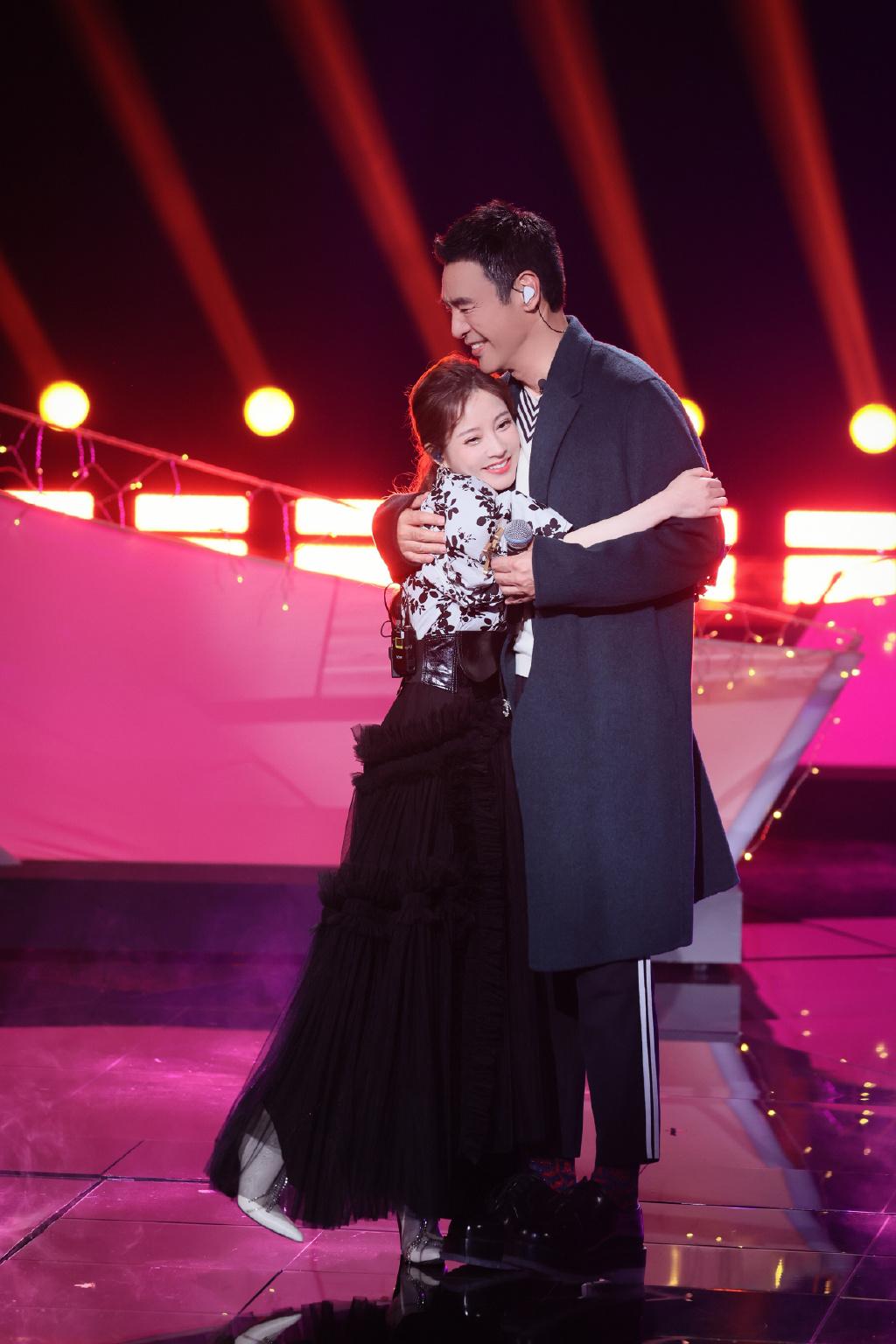 冯提莫钟镇涛深情演绎经典歌曲台下观众反应真实都忍不住哭了