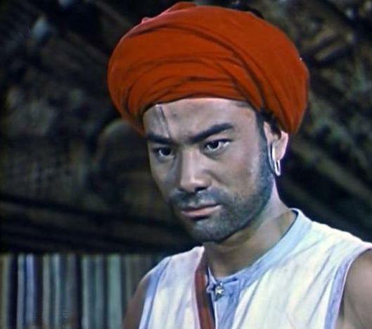 86岁纣王达奇罕见现身,与美女合照关系暧昧,婚史成谜感情无影