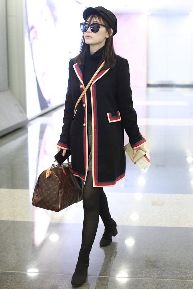 马蓉穿衣挺有明星味,高冷墨镜配黑色丝袜,当妈的年纪身材也迷人