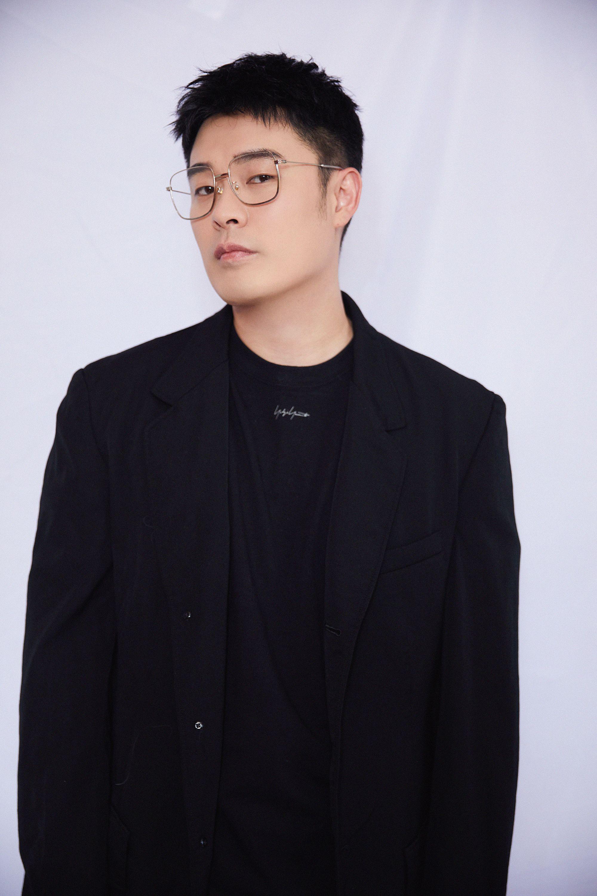 陈赫原来这么帅?被邓超祝福瘦回颜值巅峰,黑色西装酷帅