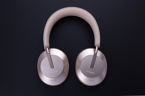与华为freebuds pro无线耳机相比,华为freebuds studio头戴耳机凭借更
