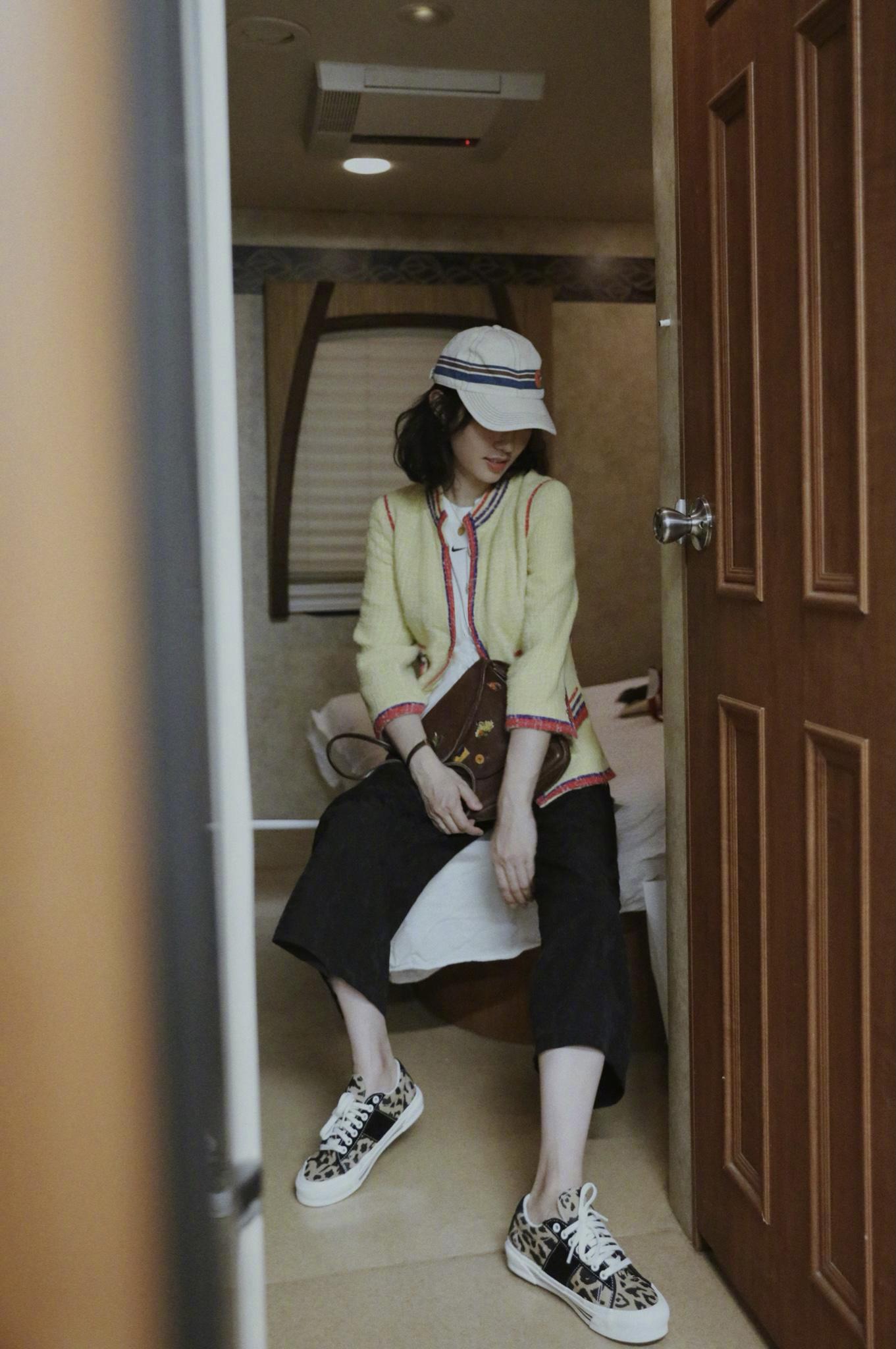 白百合秀私服穿搭丝绸衬衣当外套喇叭裤帆布鞋清新减龄