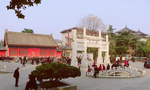 广场人们闲庭信步东新路金黄灿若油画渼陂泛舟,林间静坐鄠邑的斑斓