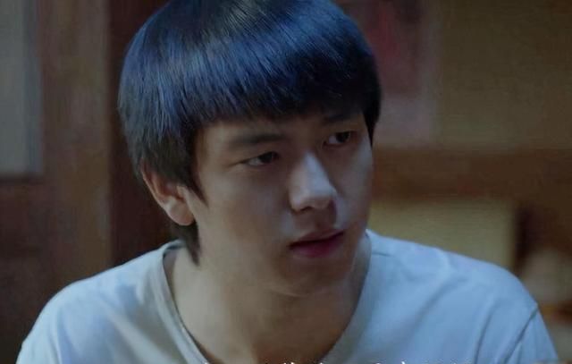 李现的处女作是电影《万箭穿心》,因为初次演,没有经验,所以在拍摄中