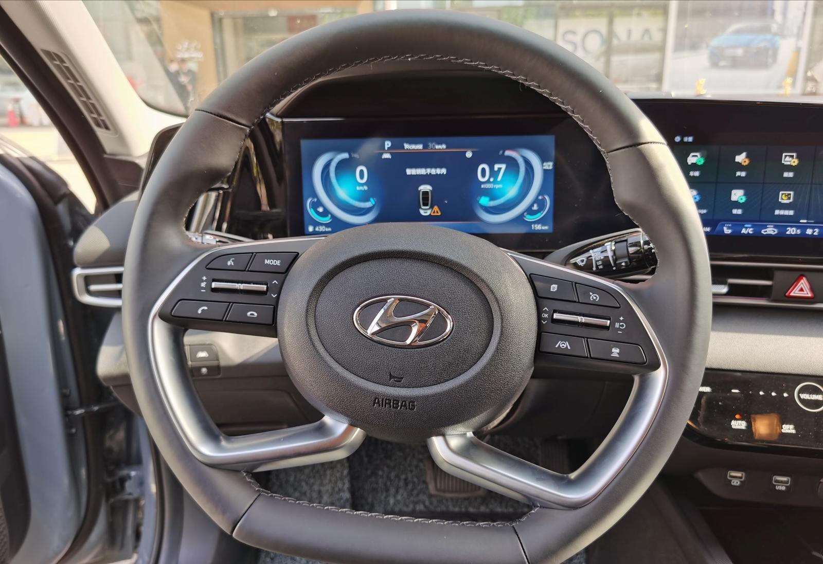 大屏设计的高科技内饰,让这款全新的现代伊兰特变得相当时尚和大气