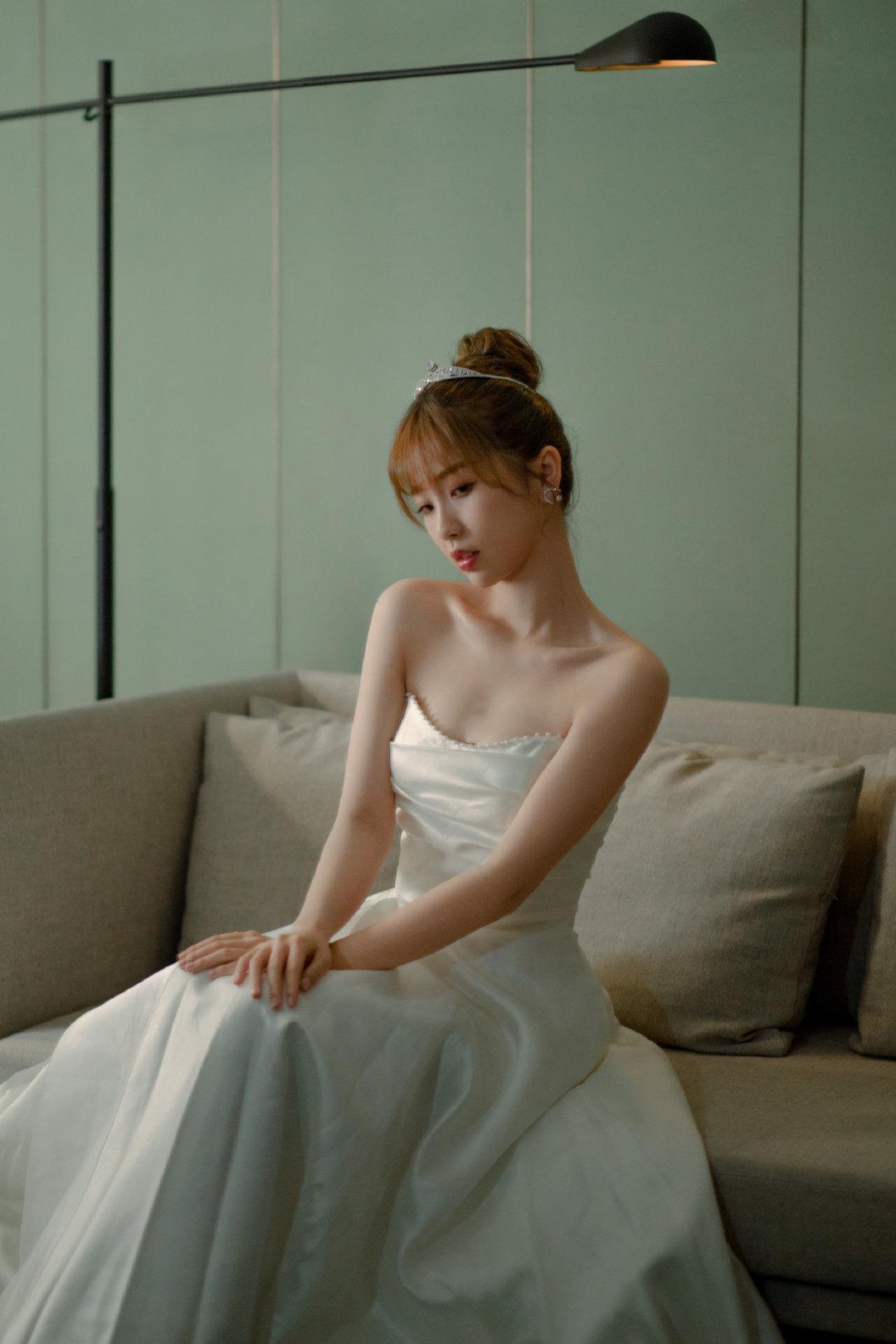 虞书欣穿珍珠镶边抹胸白裙超惊艳搭配水晶冠迪士尼公主没错了