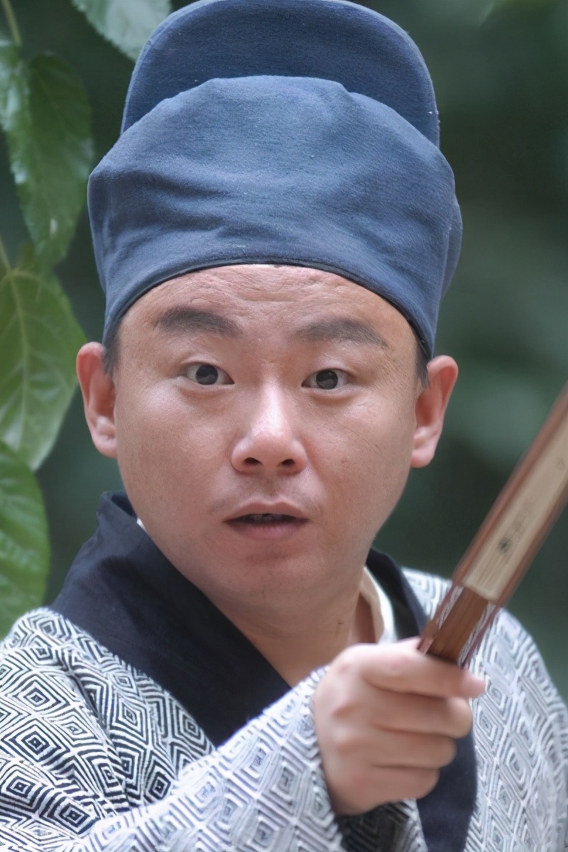 大家应该都认识邵峰吧,他是1968年出生在山东的一个普通的家庭,在1986