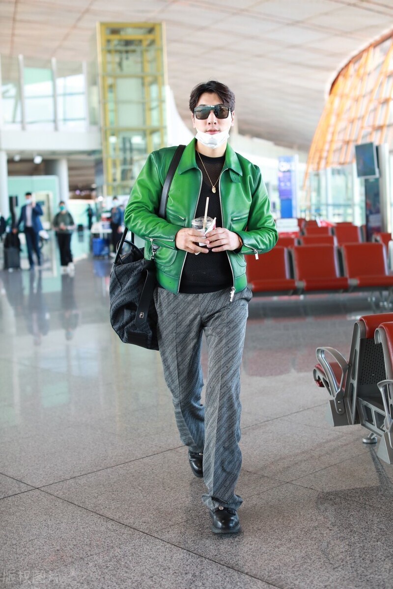 职业模特出身的张亮现身机场,穿绿色皮衣成为机场最亮的仔