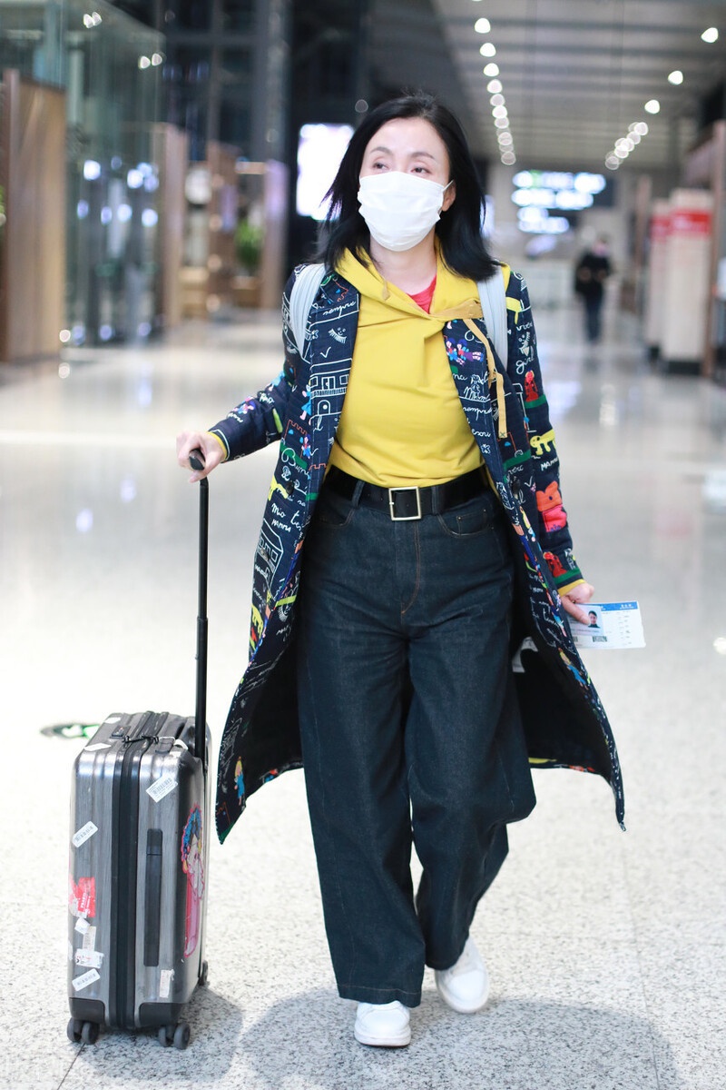 小陶虹穿黄色卫衣搭配风衣现身机场一袭穿搭简约不失格调