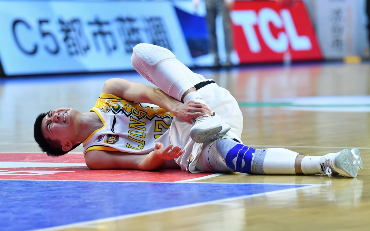 吉布森0.1秒绝杀广厦!刘晓宇恶劣犯规惹众怒,李春江情绪失控