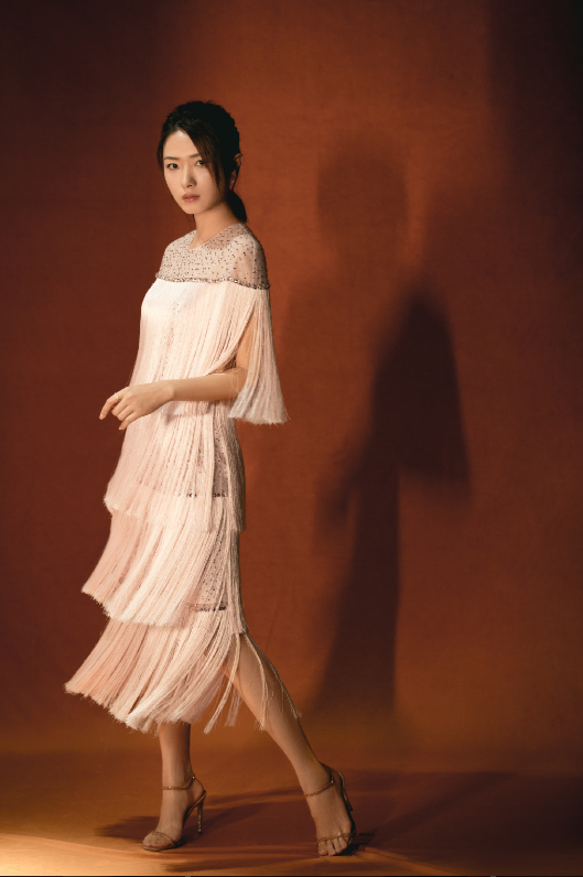 机场成了摆拍现场万茜成团后太大胆这儿哪像当妈的人