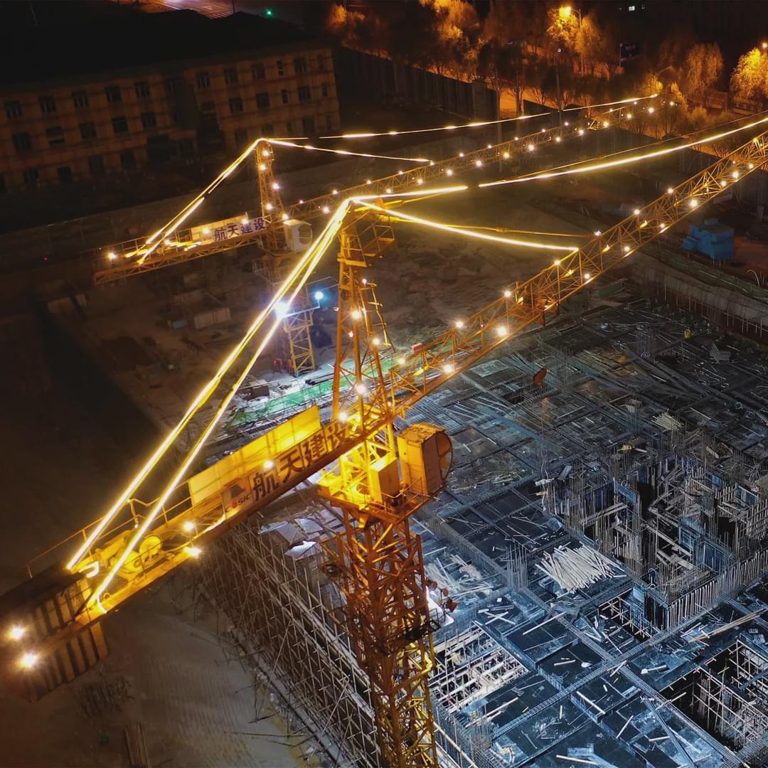 图说示范区初冬夜塔吊扮靓示范区