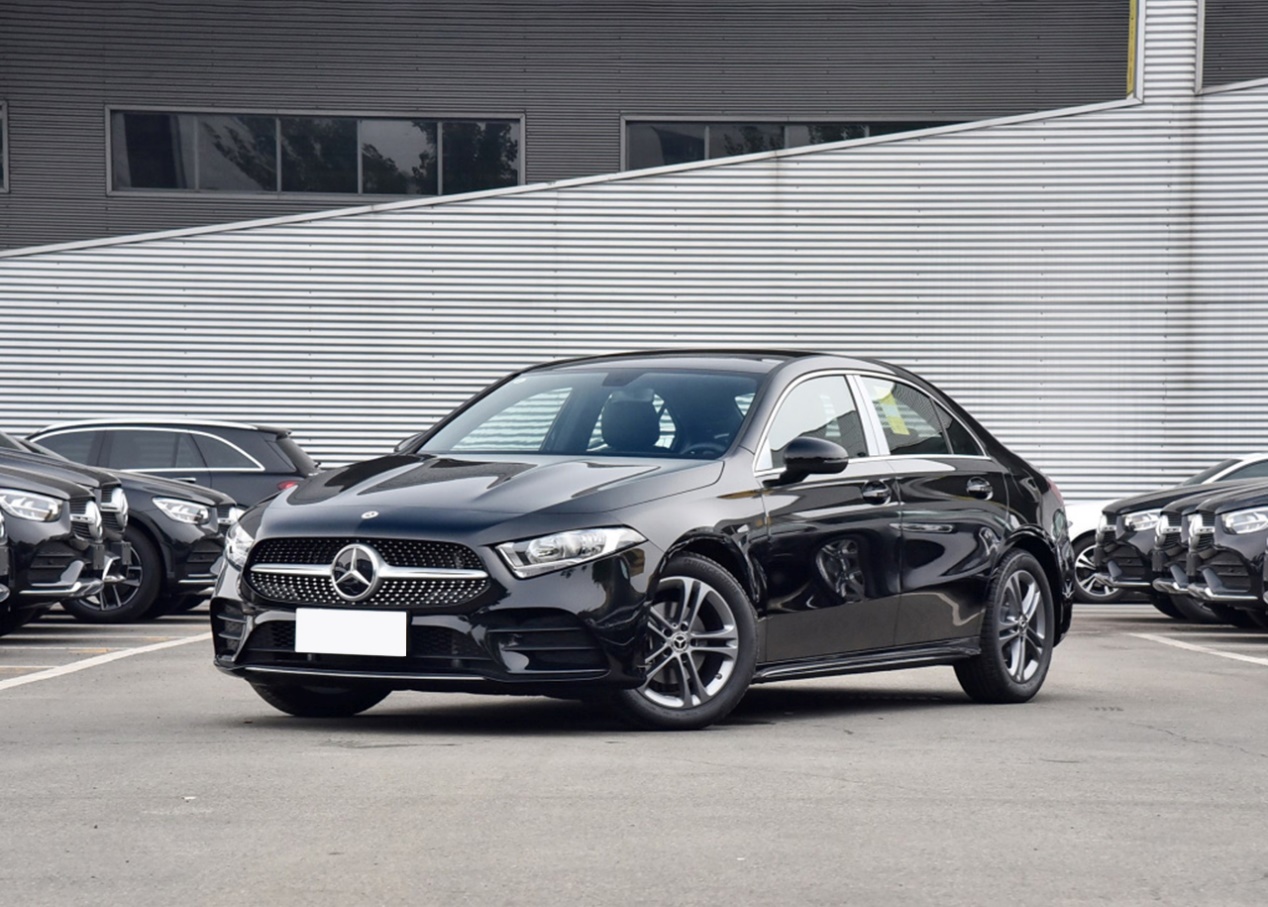 可以说这款轿车拉低了整个品牌的售价,虽然配置低了一些,但挂着奔驰的