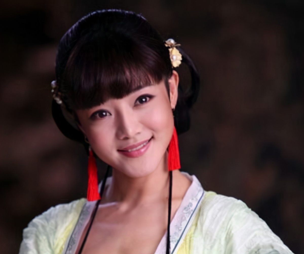 继胡一菲之后,唐悠悠脸也崩了?新剧开机被网友嘲跟男主像母子俩