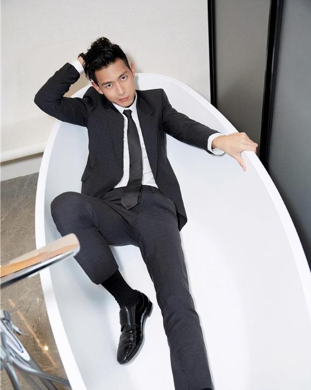 李现每天要健身两个小时,从来没有间断过,李现上中学时体重200斤的小