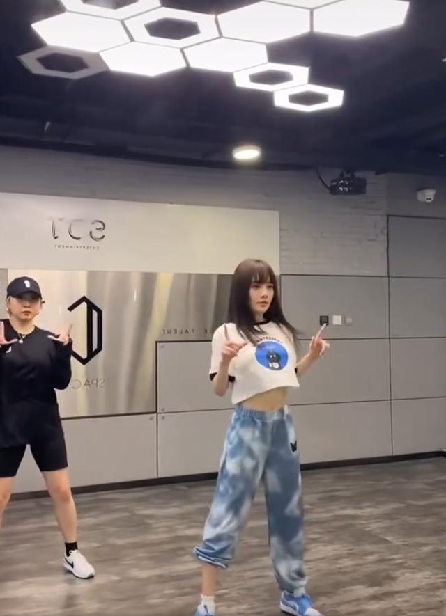 李小璐官宣复出发布新歌直言全新出发穿豹纹吊带跳舞疑做爱豆