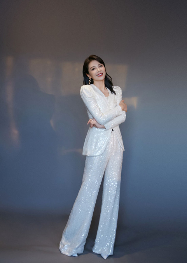 刘涛穿白色西服秀出逆天长腿.