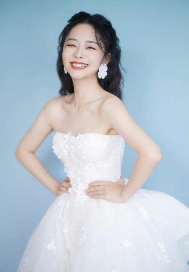穿抹胸裙亮相清纯甜美,这也太嫩了|双十一|礼服|谭松韵_新浪新闻