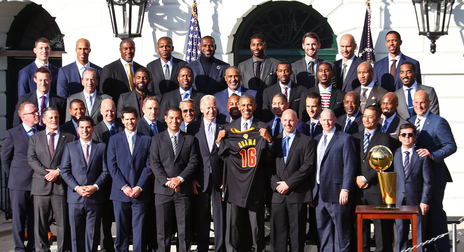 骑士官推晒4年前造访白宫合照!詹姆斯将带红酒故地重游