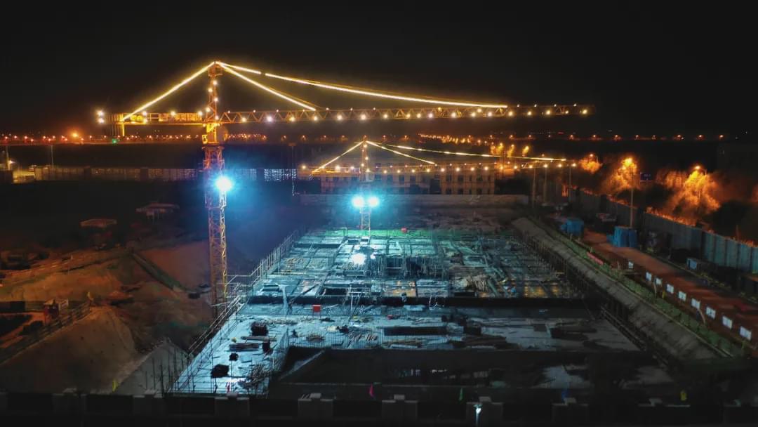 图说示范区初冬夜塔吊扮靓示范区