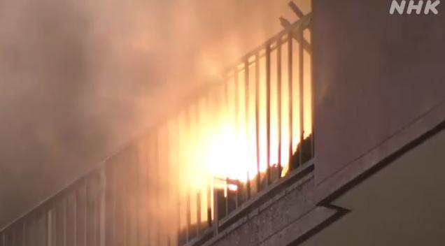 当地时间11下午4时许，日本东京市中心的一栋高楼发生火灾，现场火光冲天，浓烟滚滚。图片来源：日本放送协会（NHK）视频截图
