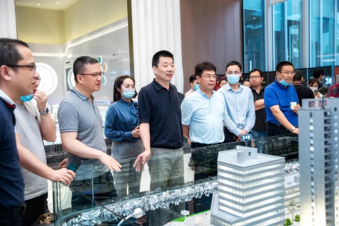 图说：今年5月30日，华鸿嘉信集团董事长李金枢携集团高层领导代表团，在浙江温州某项目进行参观考察。