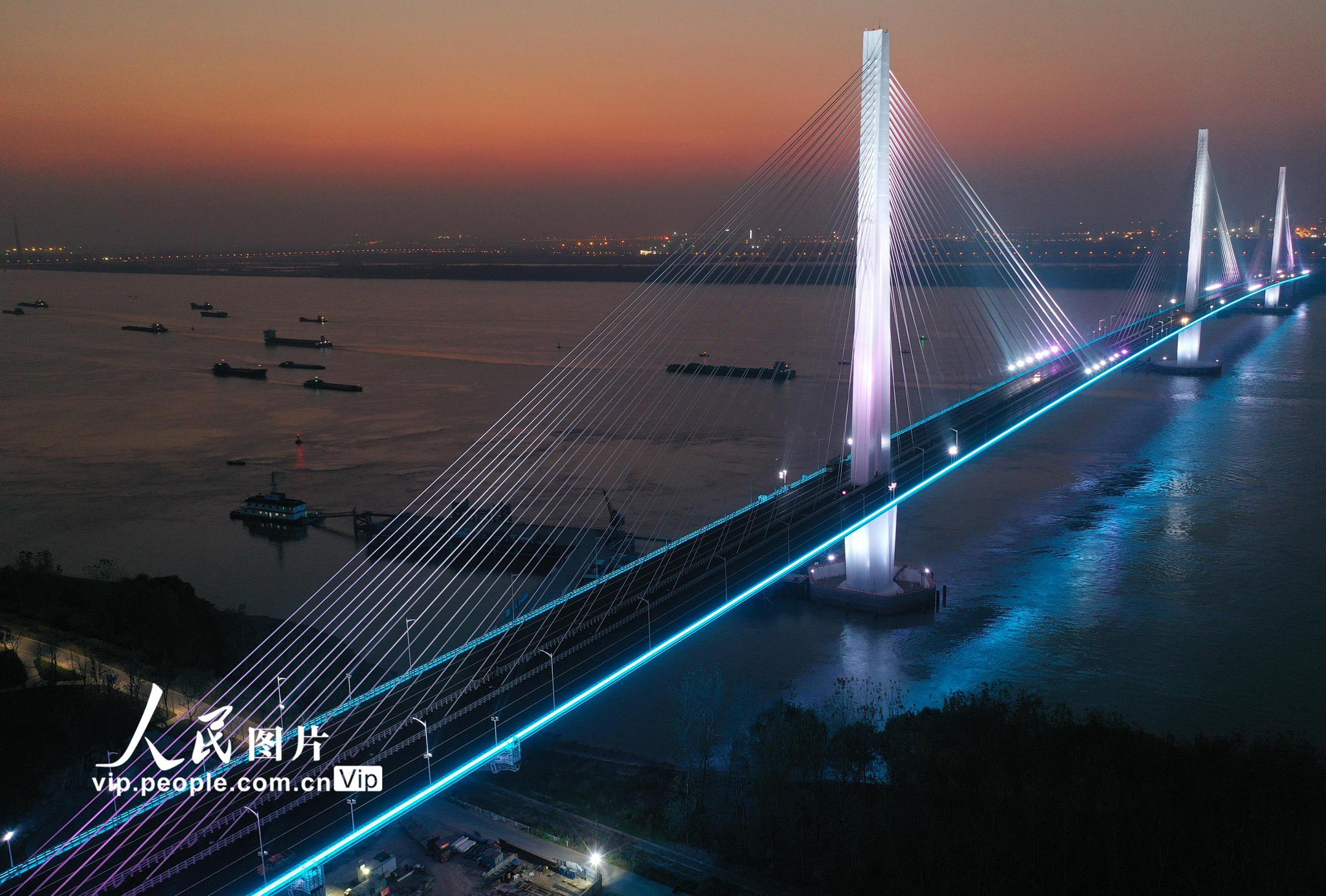 南京长江第五大桥进行灯光调试