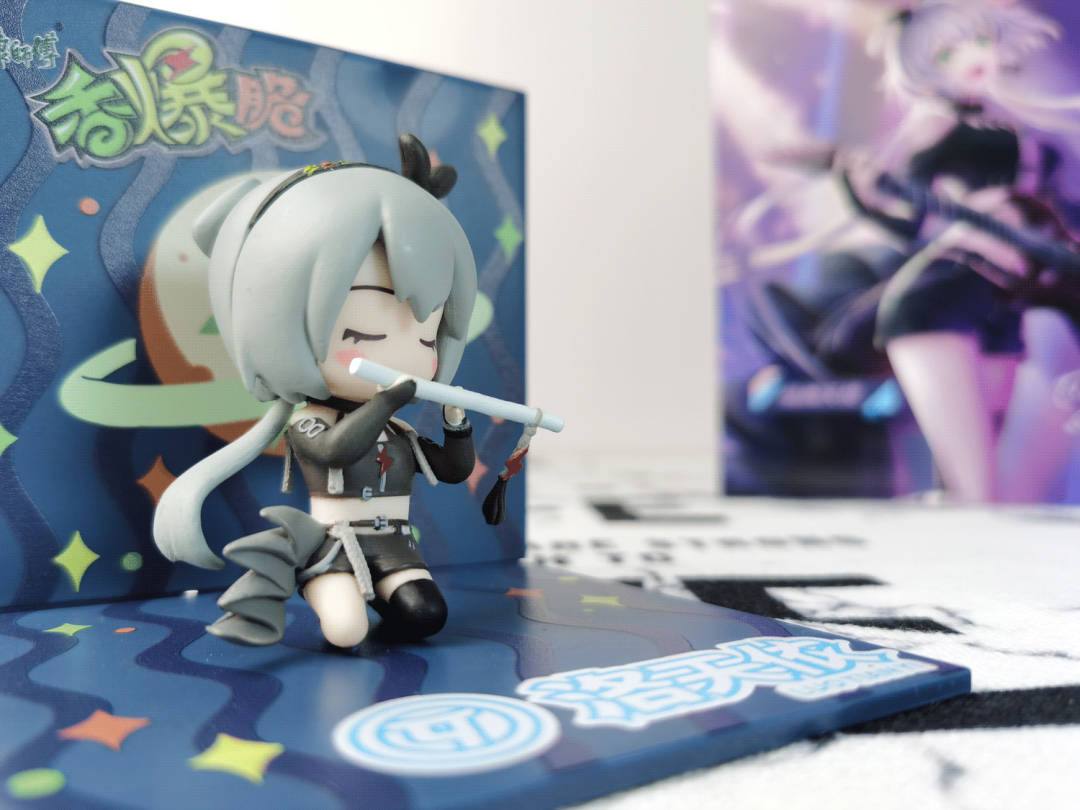 怪软萌的是吧盒子两侧各装了5袋香爆脆干脆面一共10袋有不同的口味这