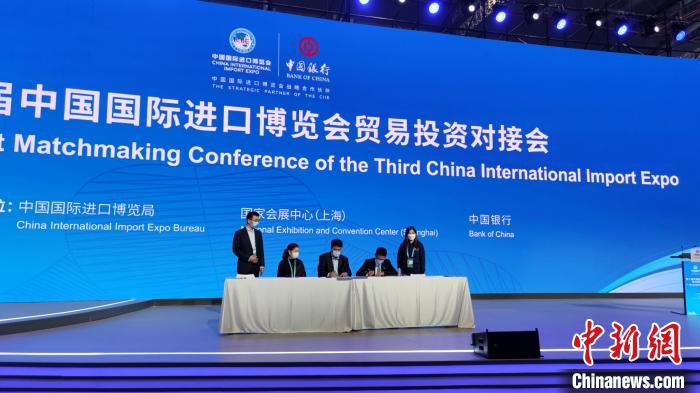 图为签约现场。孙睿 摄