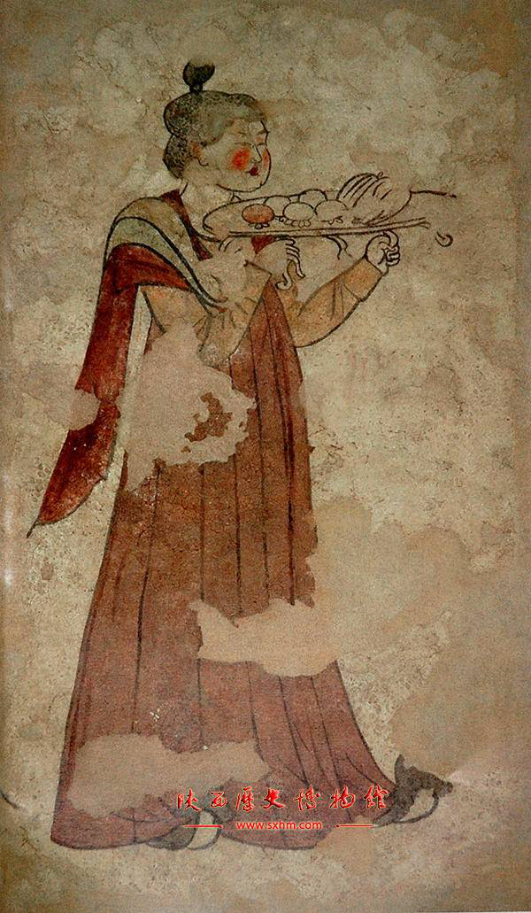 (唐)房陵公主墓中出土的壁画《托果盘侍女图》,藏于陕西历史博物馆