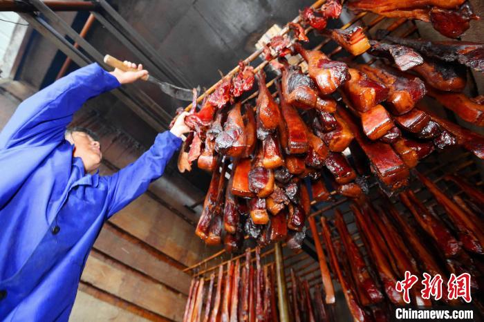 唐昌莲按照山区传统方法制作苗家腊肉. 刘杰华 摄