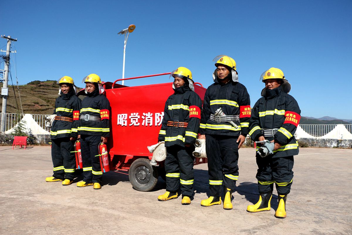 图为火普村村民志愿消防队正在进行救火演练.