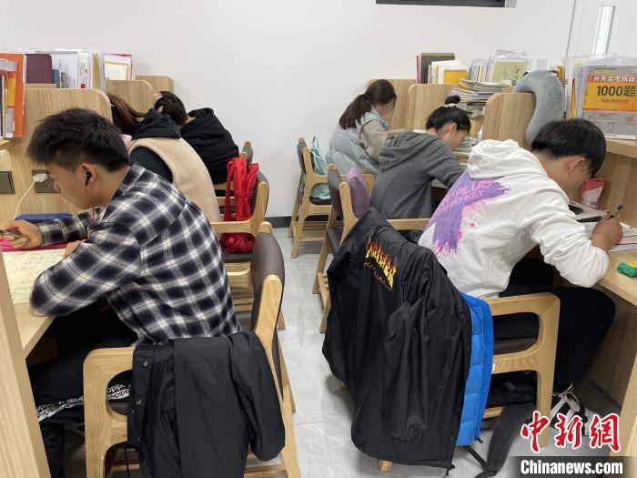 西安一高校为考研生安排专人专座 学生不为占座困扰休闲区蓝鸢梦想 - Www.slyday.coM