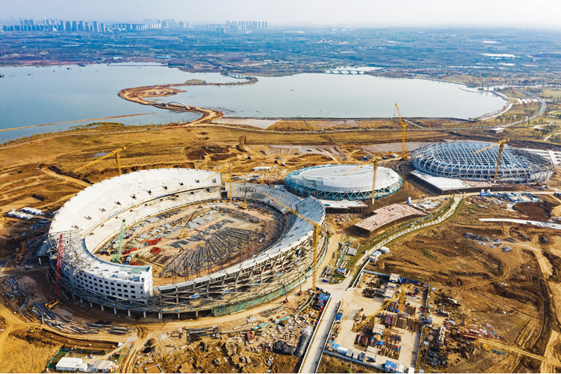 11月9日,滁州奥体中心建设工地上,工人们正在加班加点利用大型机械