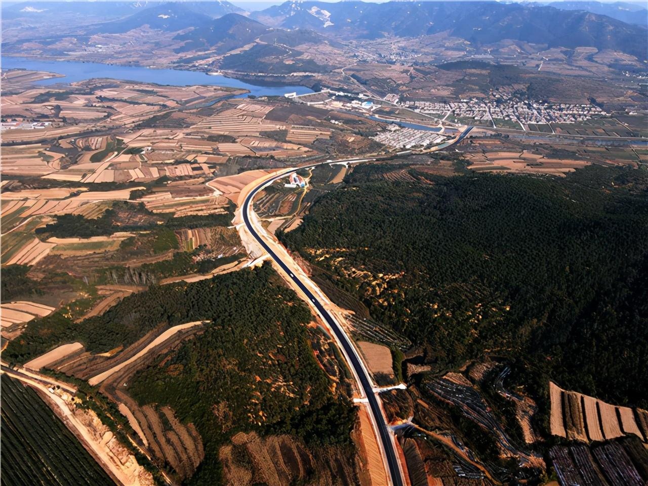 威海西部环山路陆续投用,打通435个村致富路