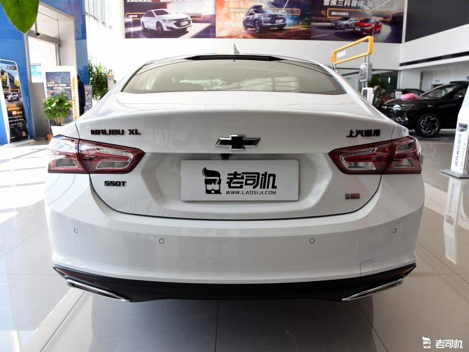 迈锐宝xl车尾整体的造型和车头相呼应,双边双出排气管搭配精致的尾灯