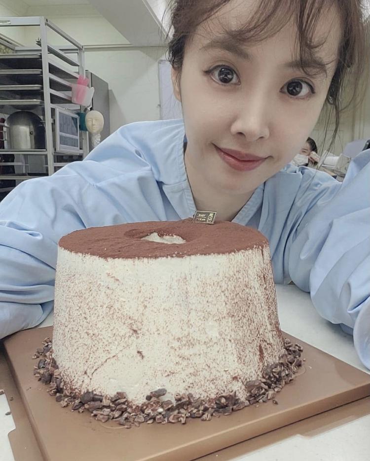 蔡依林晒做蛋糕照片,扎丸子头好似邻家少女,隐藏的蛋糕大师