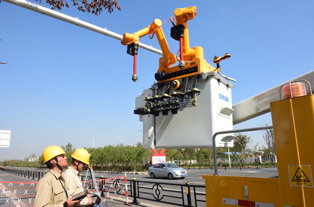 双臂全自主不停电作业机器人是架空配电线路上不停电作业的"特种兵"