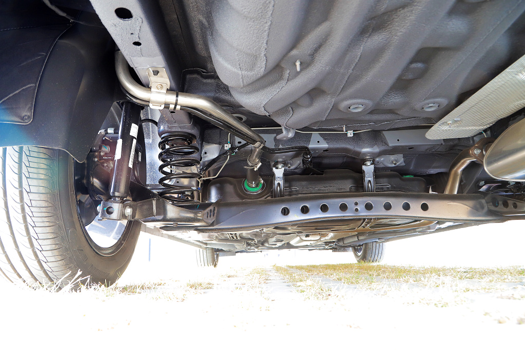 张扬外表下的务实派 试驾名爵5 1.5l cvt__财经头条