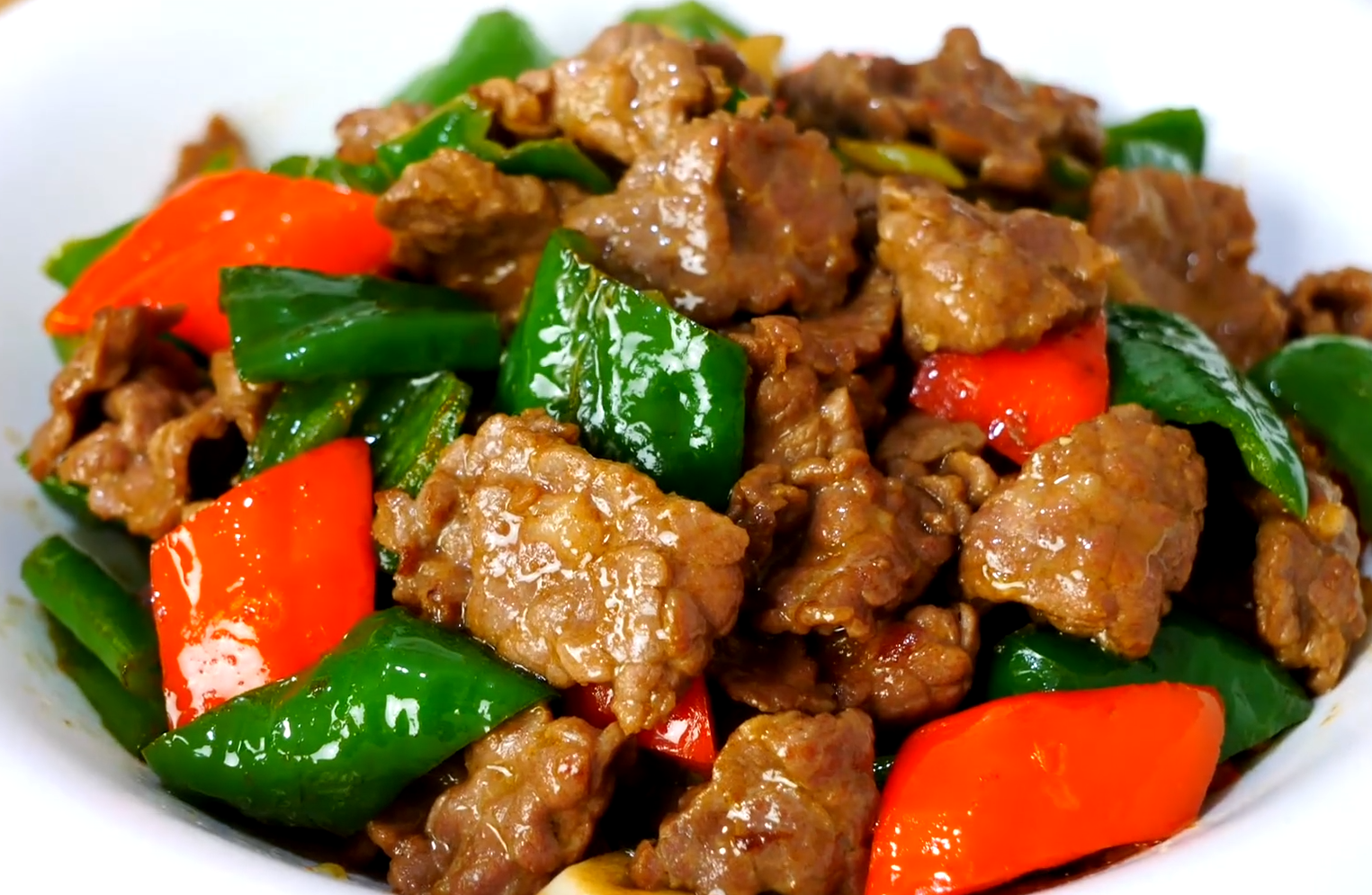 家常小炒牛肉一炒就老大厨教你一招牛肉不老不柴滑嫩可口