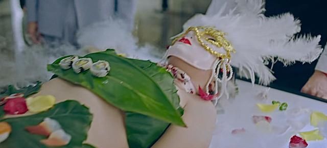 《破茧》中惊现女体盛,美女法医说:变态,邪恶,我不去