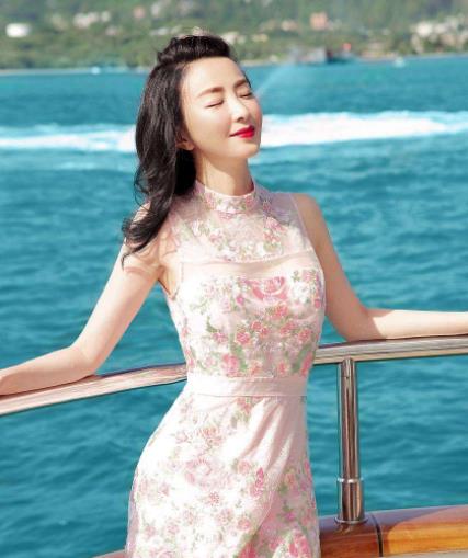 今天要说的这位艺人是林静,她17岁的时候,跟着朋友去应征空姐的时候