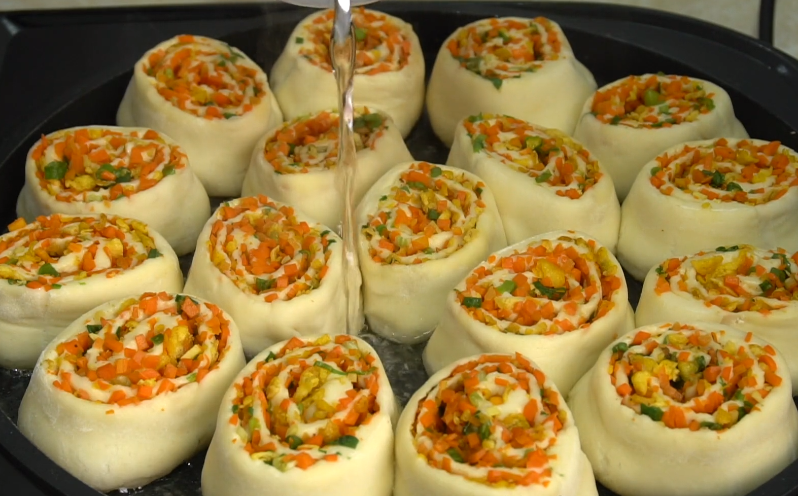 胡萝卜这种吃法真过瘾,卷一卷切一切,层层裹着馅料,比包子还香