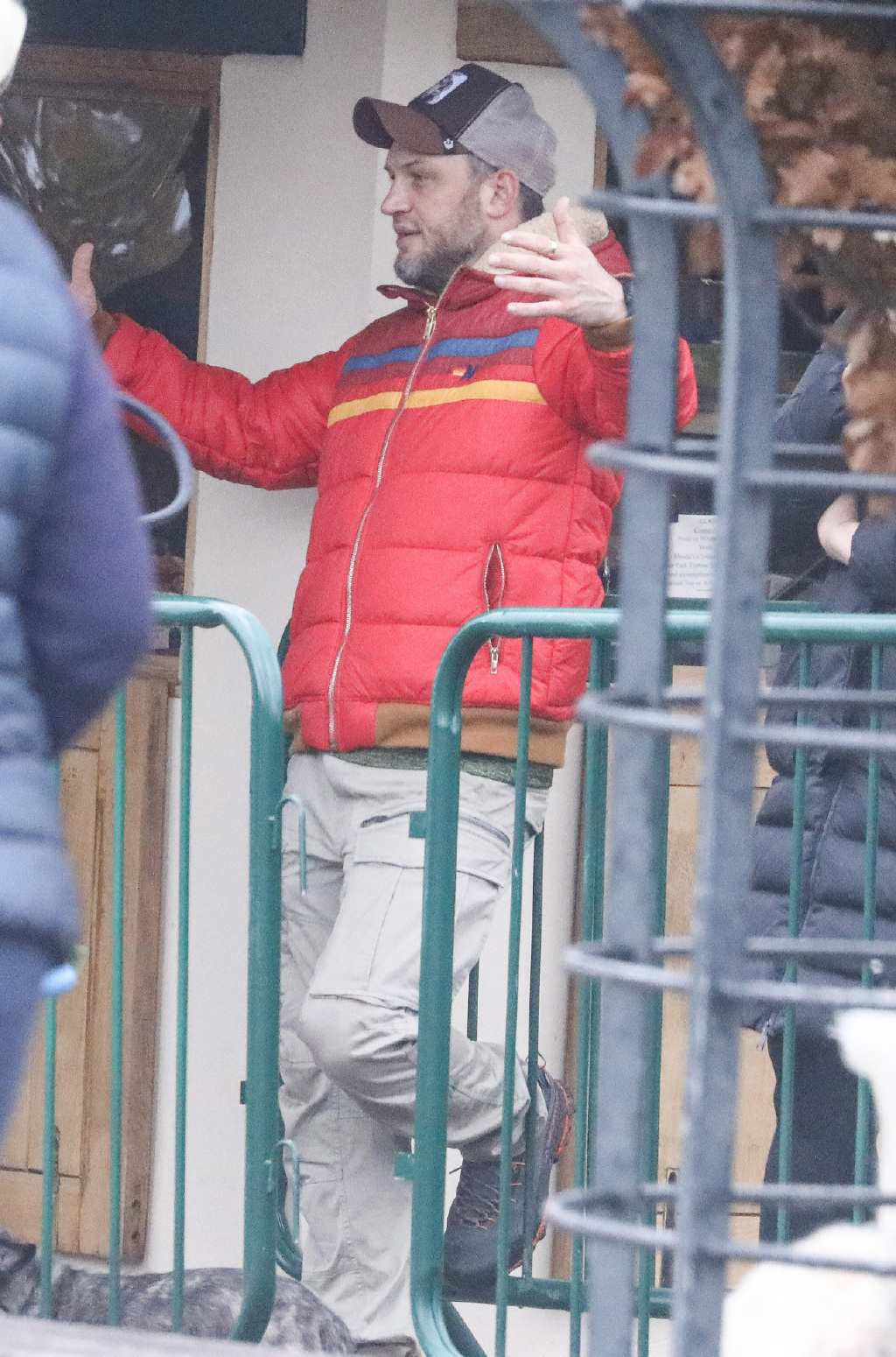 43岁汤老师汤姆哈迪硬核出门猴脸造型红色棉袄笑哭影迷