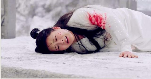 影视剧中那些受伤摔倒在地的女星:李沁狼狈不堪,杨紫才是亮点!