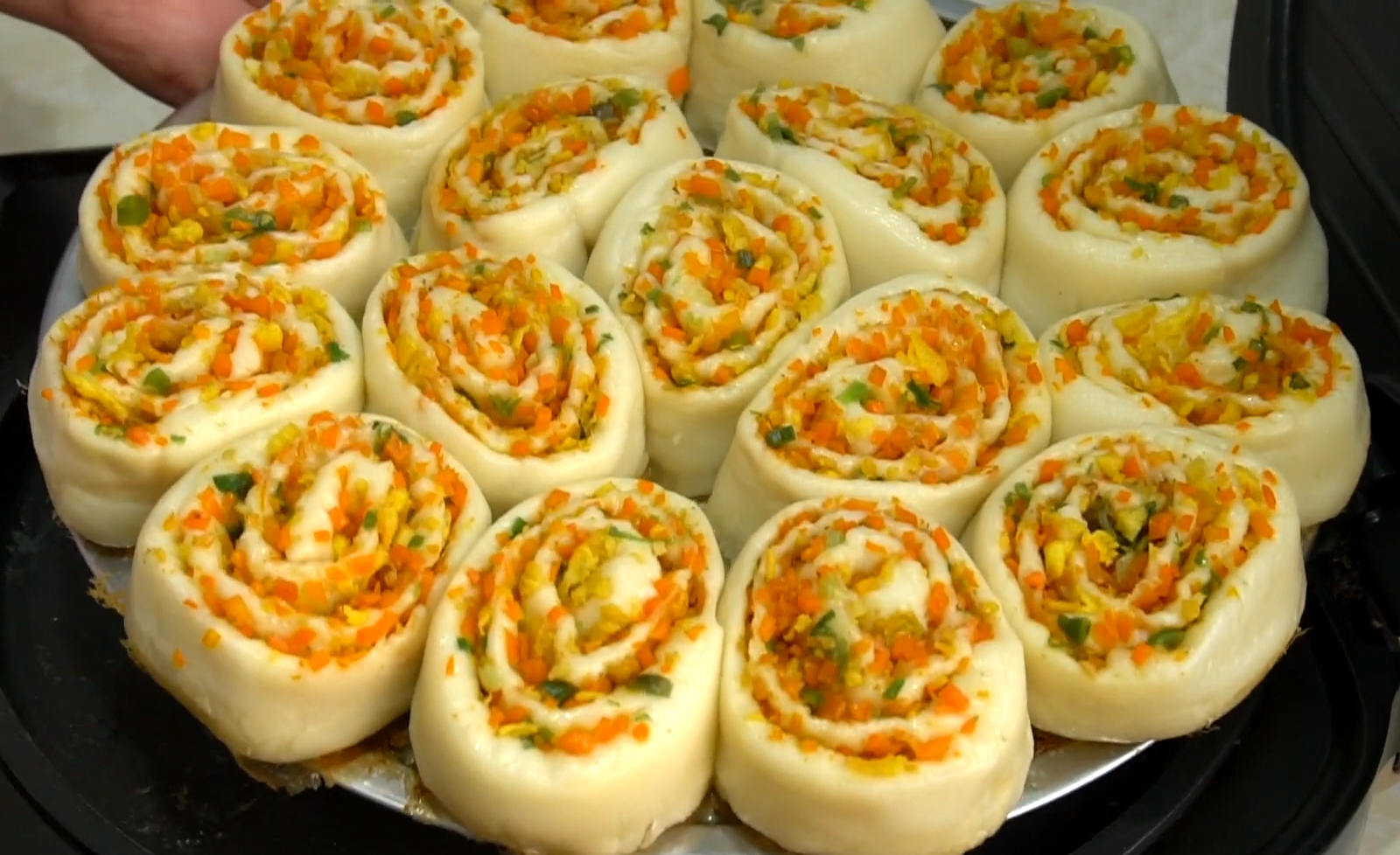 胡萝卜这种吃法真过瘾,卷一卷切一切,层层裹着馅料,比包子还香