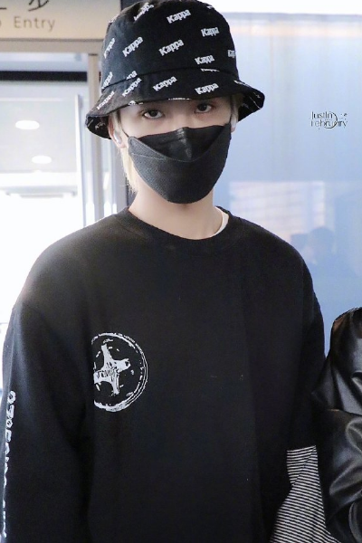 通过媒体拍摄的照片来看,黄明昊带着帽子口罩穿着黑色上衣,全程面无