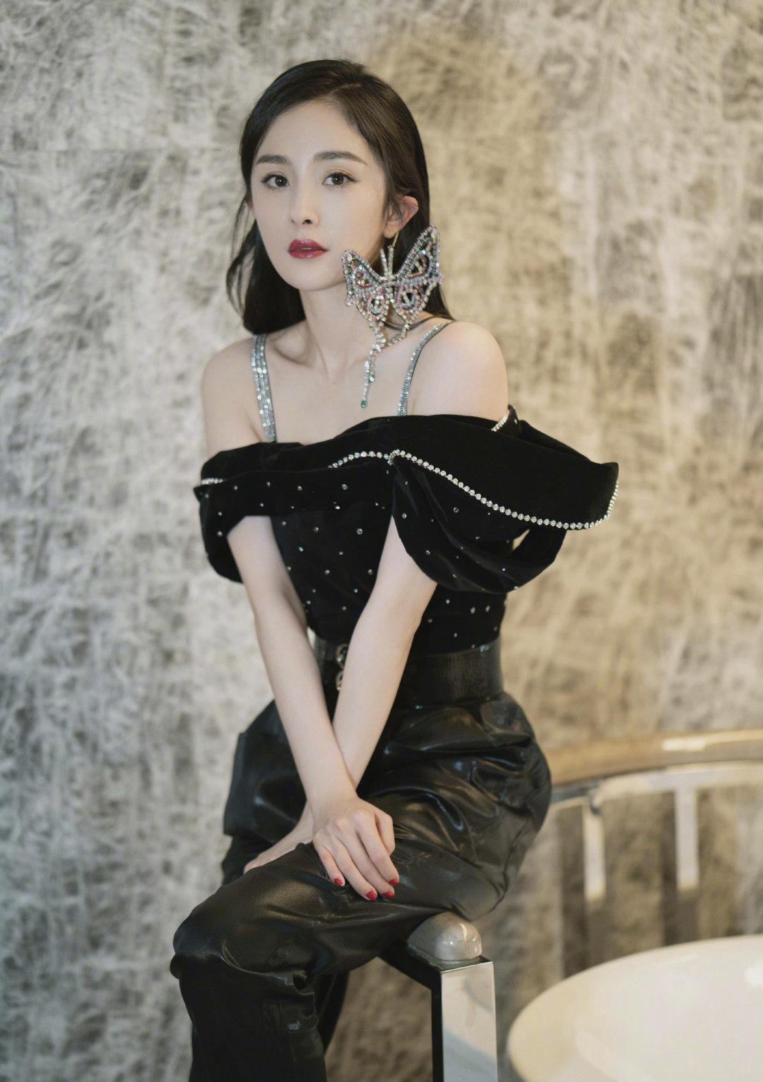 杨幂最新造型,黑丝绒闪钻一字肩搭配超大蝴蝶结耳饰,甜美又温柔