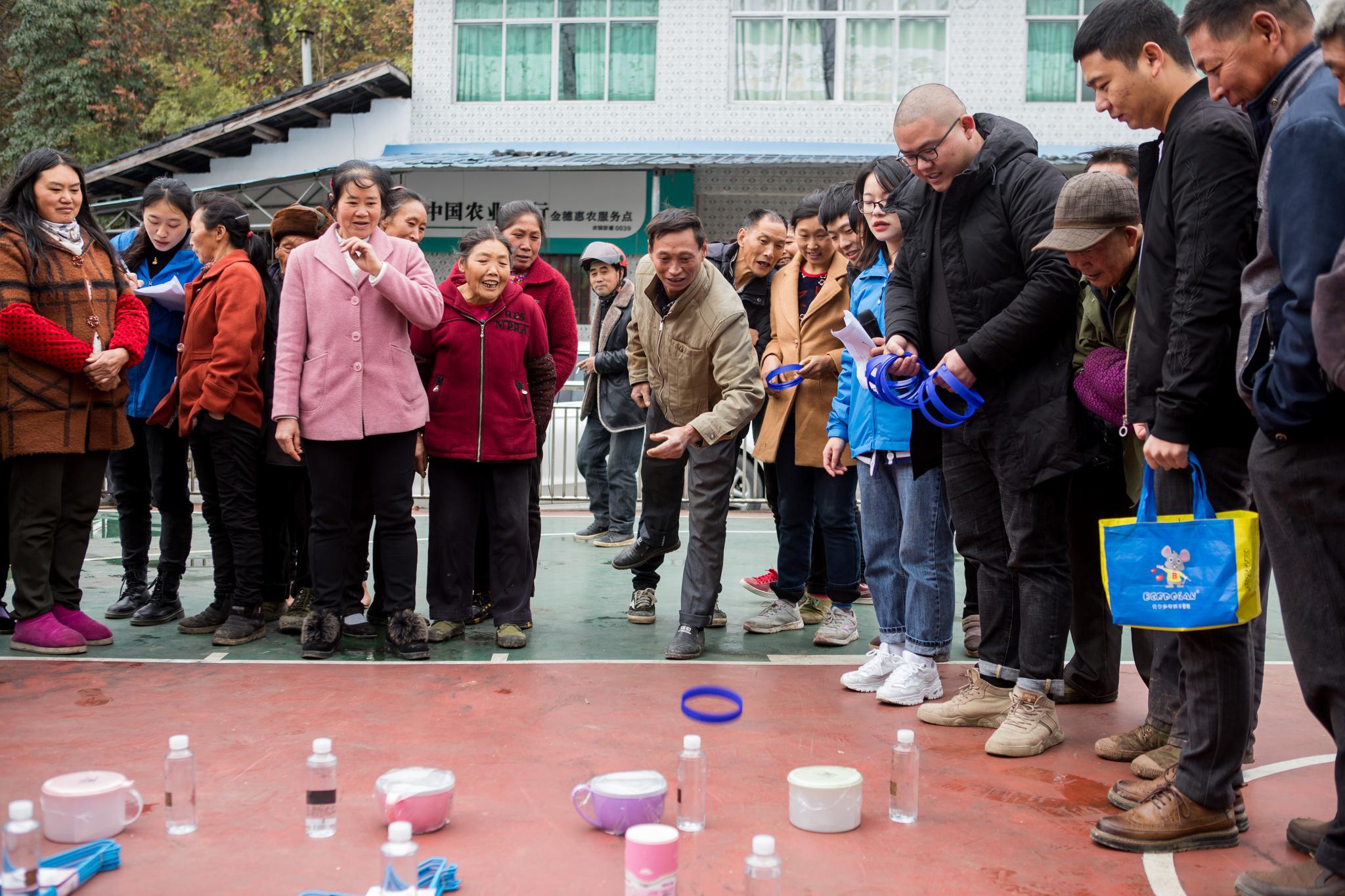 彭水县龙塘乡黄金村开展"绿色生活 乡村摄影大赛"主题宣传活动