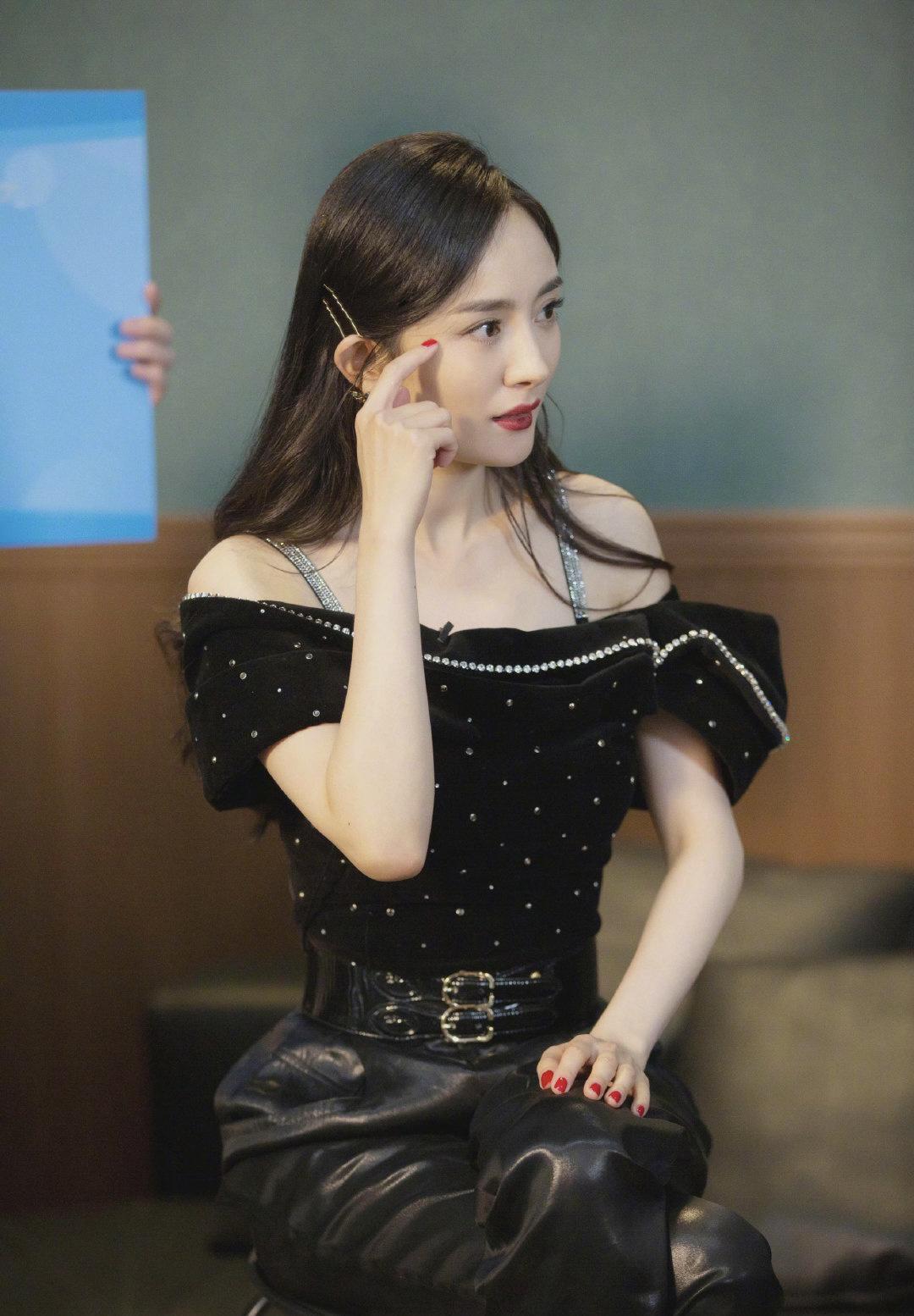 杨幂最新造型,黑丝绒闪钻一字肩搭配超大蝴蝶结耳饰,甜美又温柔